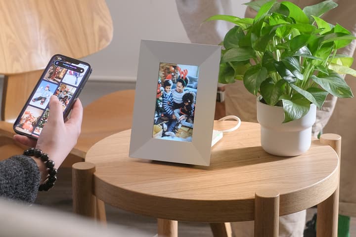 The Looking Glass Go can turn 2D still photos into 3D images with movement and depth