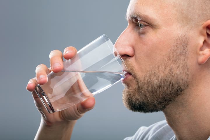 Does drinking more water have health benefits? A new study answers the question