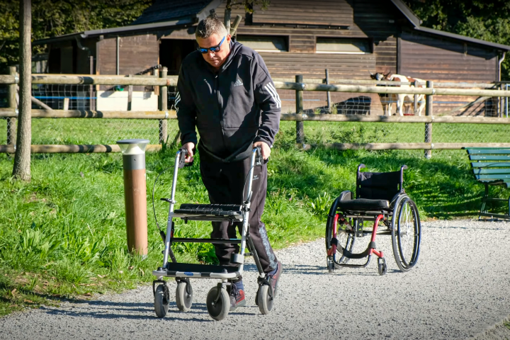 A patient with a partial spinal cord injury walks with the help of Deep Brain Stimulation