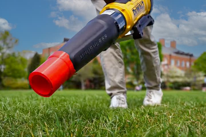 The new leaf blower silencer (orange) is an attachment that drastically reduces the most annoying frequencies blasted out