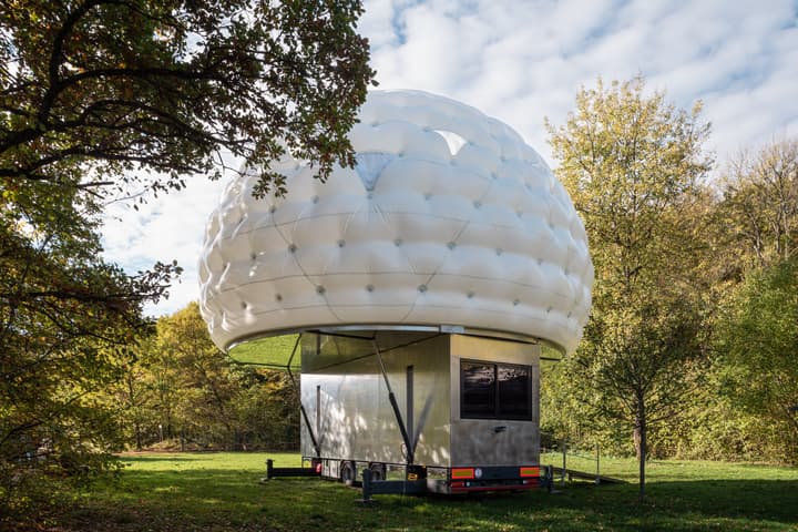 The E22SSPIU! is a remarkable towable dwelling that inflates to allow up to six people to sleep inside