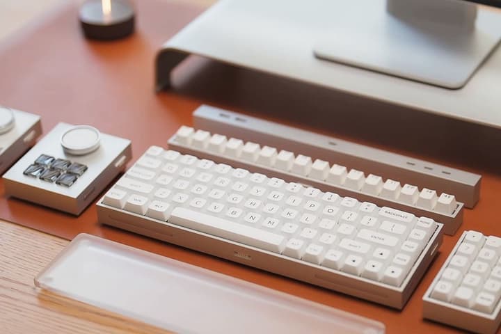 The Tmice X was inspired by Lego, and features a main keyboard that can accept various productivity modules via pogo pin connectors around the housing