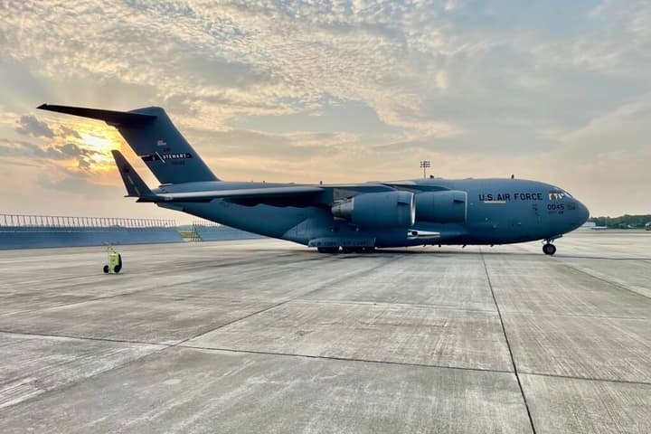 A C-17 Globemaster II jet tansport