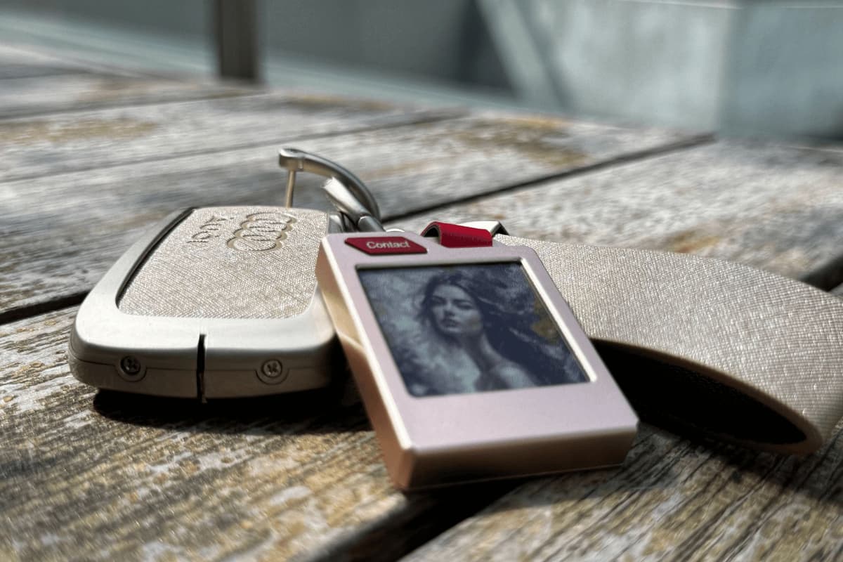 The PhotoTag is pitched as "the world’s first Bluetooth keychain tracker with a color E Ink screen, compatible with both Android and iOS devices"